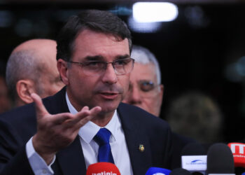 Aliados reforçam apoio a Flávio Bolsonaro, mas Centrão resiste Ícone de Busca