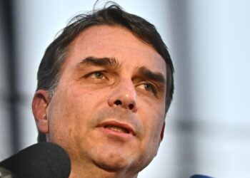 Flávio Bolsonaro é pré-candidato e fala em "preço" Ícone de Busca