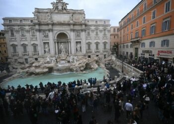 Turistas vão ter que pagar R$ 12 reais para chegar perto da Fontana Di Trevi