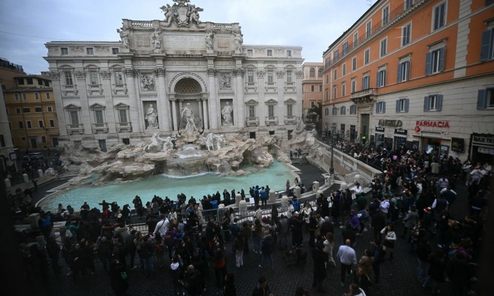 Turistas vão ter que pagar R$ 12 reais para chegar perto da Fontana Di Trevi