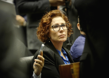 Saiba o que disse Carla Zambelli em sua carta de renúncia Saiba o que disse Carla Zambelli em sua carta de renúncia