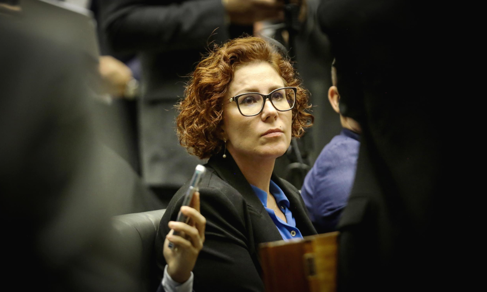 Saiba o que disse Carla Zambelli em sua carta de renúncia