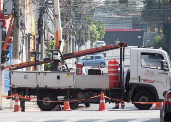 Quatro dias após vendaval, Enel diz que fornecimento de energia está ‘voltando a normalidade’ Quatro dias após vendaval, Enel diz que fornecimento de energia está ‘voltando a normalidade’