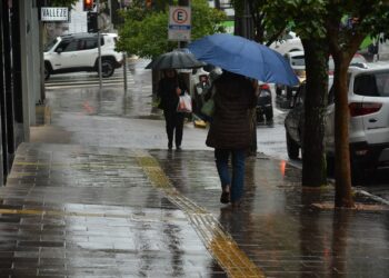 Paraná tem alerta de temporais e microexplosões nesta sexta-feira; São Paulo segue com calor e chuva Ciclone extratropical deixa o Sul do país em alerta vermelho
