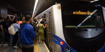 Metrô de SP passa a operar 24 horas aos sábados em fase de testes até 2026