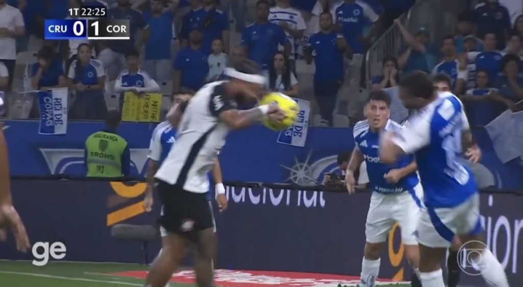 Foi mão? Cruzeirenses alegam que gol de Memphis foi irregular