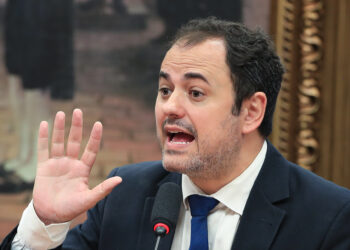 Câmara suspende Glauber Braga por 6 meses e evita cassação Ícone de Busca