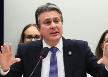 Camilo Santana tem 45% das intenções de voto no Ceará contra 36,8% de Ciro, diz pesquisa Camilo Santana tem 45% das intenções de voto no Ceará contra 36,8% de Ciro, diz pesquisa