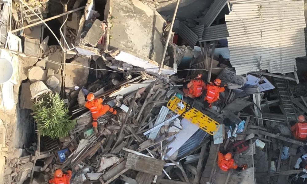 Casarão desaba no bairro do Catete, no RJ, e deixa feridos