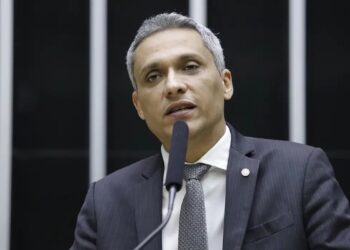 Gayer é acusado de desviar emenda que nunca foi paga, diz advogado Ícone de Busca