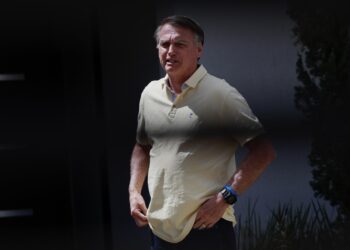Médicos recomendam cirurgia em Bolsonaro após ultrassom Ícone de Busca