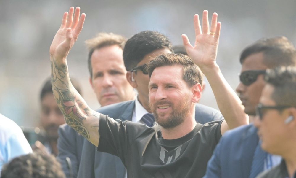 Visita de Messi a estádio na Índia termina com confusão e arremesso de cadeiras