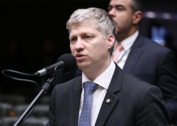 Fraudes no INSS atingem governo Lula; Lulinha é alvo em CPMI Ícone de Busca