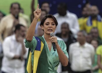 Michelle apoia pré-candidatura de Flávio para presidente em 2026 Ícone de Busca