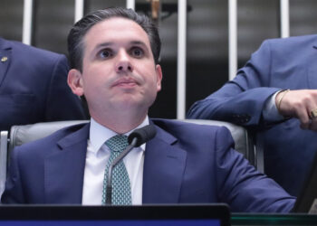 Motta reage à decisão de Dino contra ex-assessora de Lira Ícone de Busca