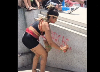 Protesto anti-anistia picha monumento em praça de Belo Horizonte Ícone de Busca