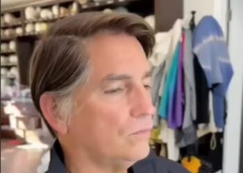 Saem primeiras imagens de Jim Caviezel como Jair Bolsonaro Saem primeiras imagens de Jim Caviezel como Jair Bolsonaro