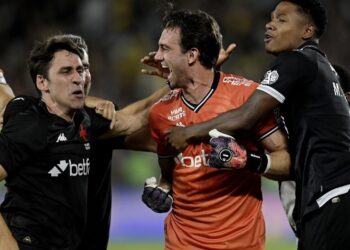 Vasco vence o Fluminense nos pênaltis e vai à final da Copa do Brasil Vasco vence o Fluminense nos pênaltis e vai à final da Copa do Brasil