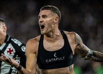 Vasco vira no fim, derrota o Fluminense e sai na frente na busca pela vaga na final da Copa do Brasil