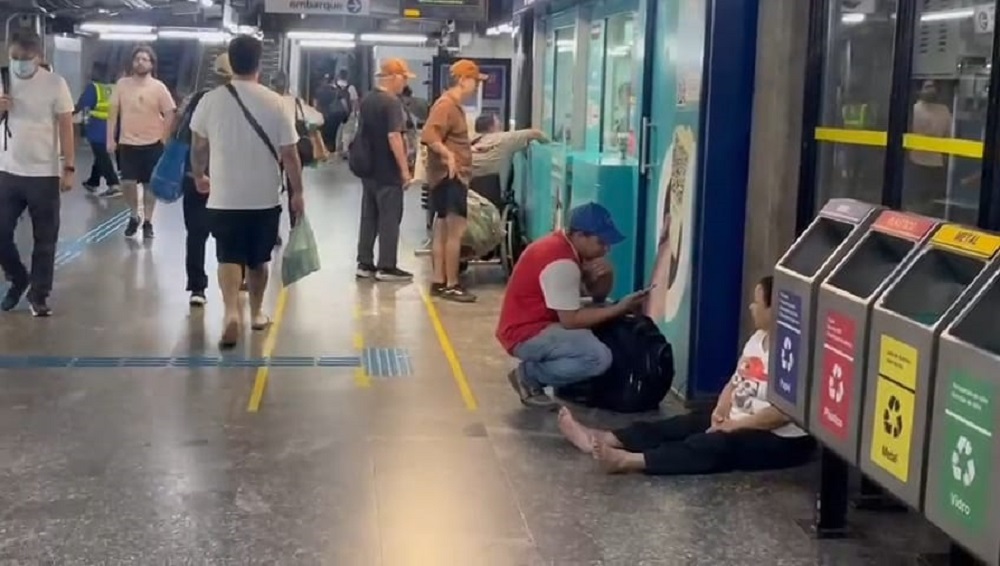 Paulistanos recorrem a shoppings e estações de metrô para poderem carregar o celular