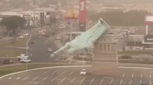 Estátua da Havan desaba durante temporal no RS