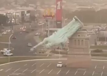 Estátua da Havan desaba durante temporal no RS Estátua da Havan desaba durante temporal no RS